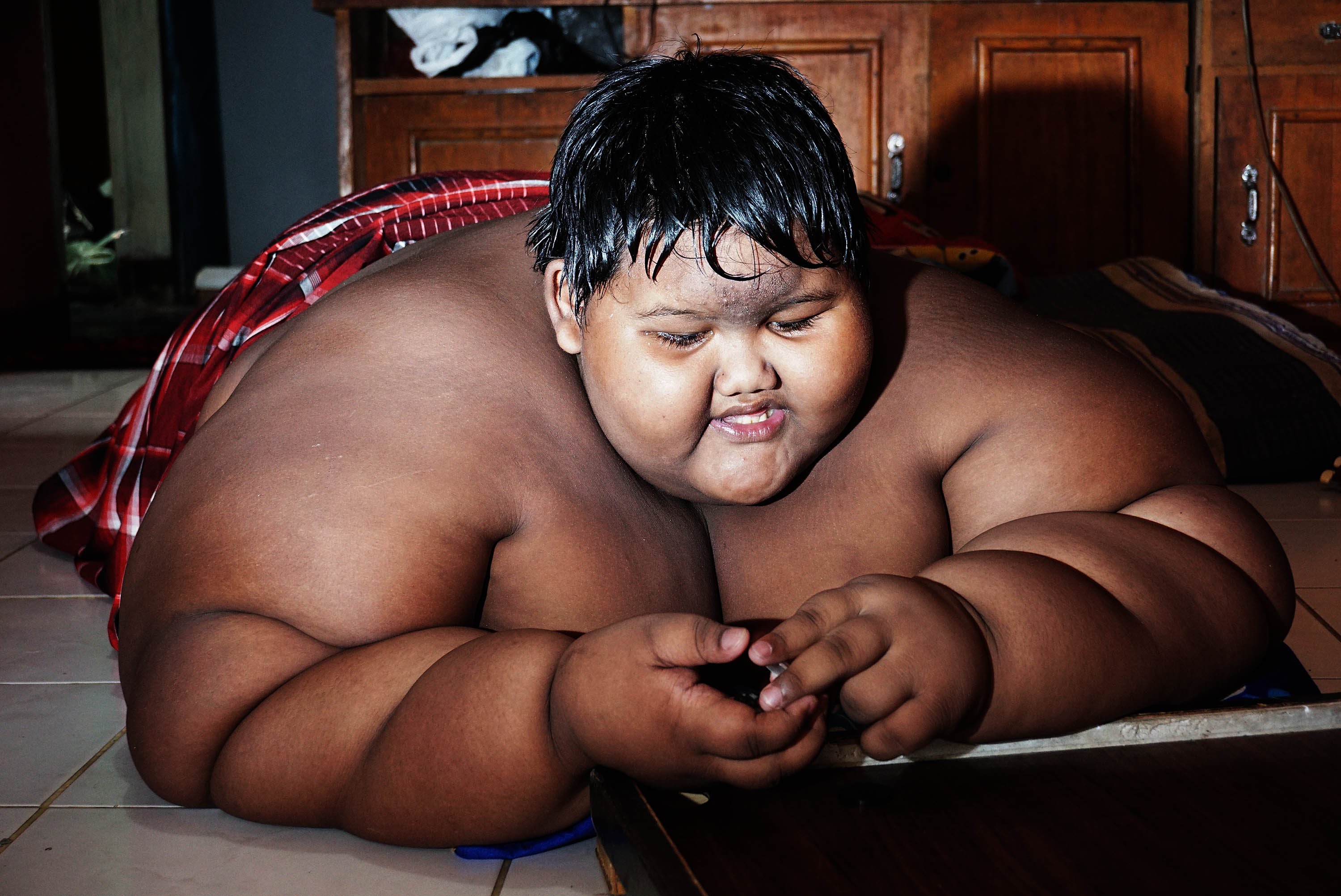 Жирный насколько. Арья Пермана самый толстый человек в мире. Самый толстый мальчик Арья Пермана.